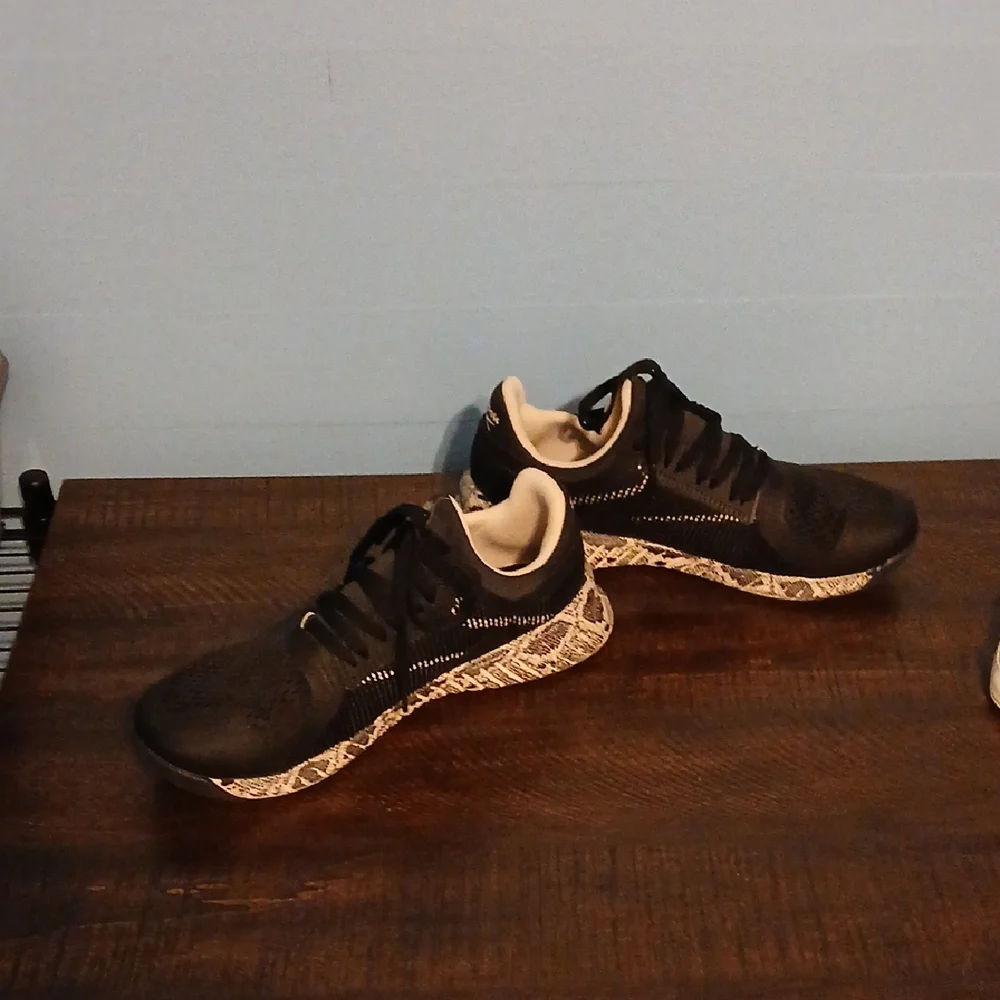 Like NEW Reebok Black and White Training Sneakers Size 10 Womens